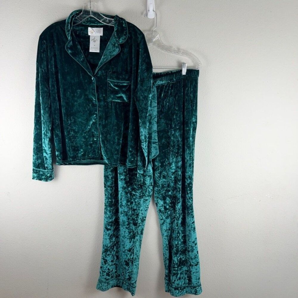 Lord & Taylor Women's M Green Crushed Velvet Pajama Set 2-Piece Button Front 90s